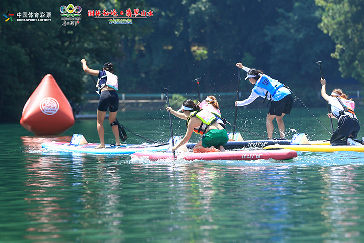 “賽動黔景 悅動遵義”2025年臥龍湖槳板邀請賽現場。