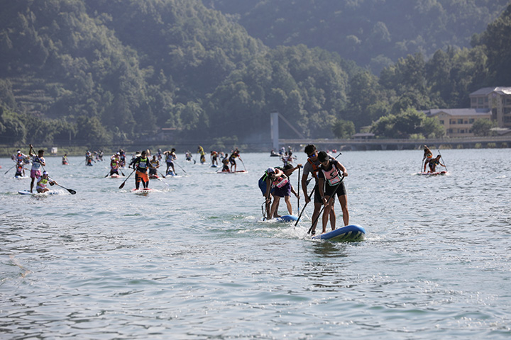 “賽動黔景 悅動遵義”2025年臥龍湖槳板邀請賽現場。
