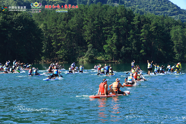 “賽動黔景 悅動遵義”2025年臥龍湖槳板邀請賽現場。