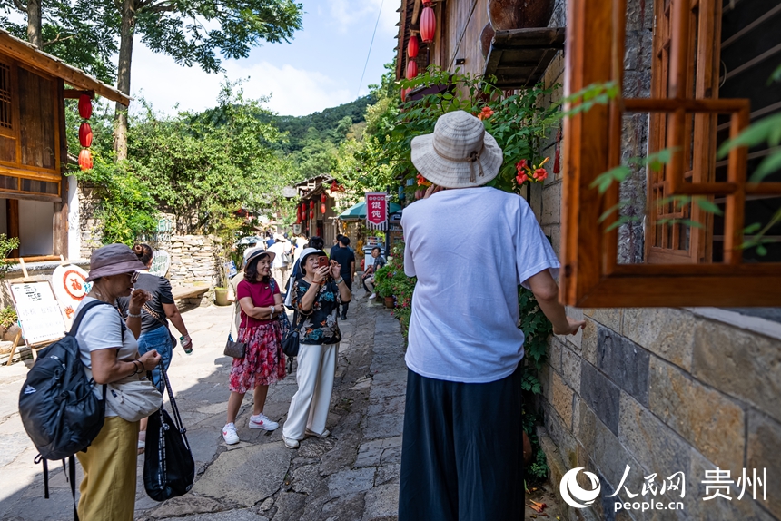 游客在屯堡內打卡拍照。人民網記者 涂敏攝