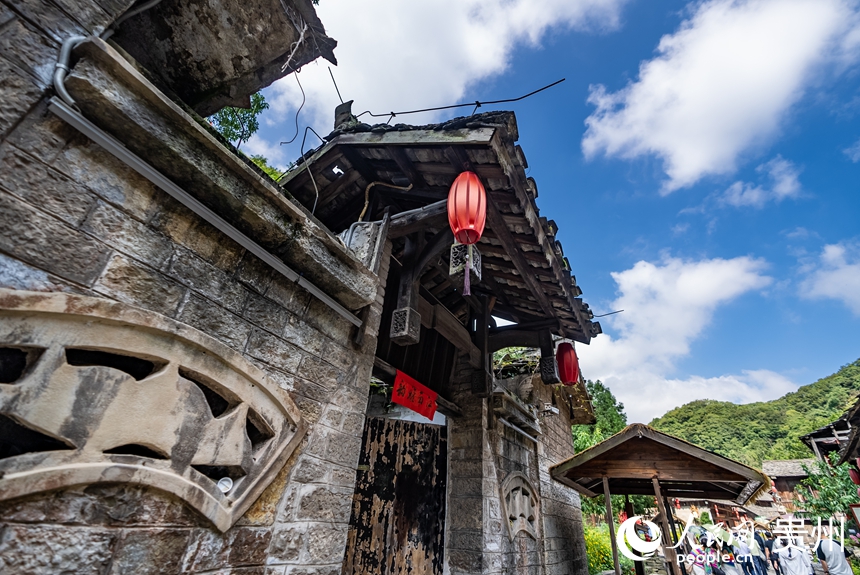 屯堡內的古樸民居。人民網記者 涂敏攝