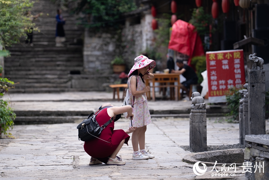 游客在屯堡內拍照。人民網記者 涂敏攝