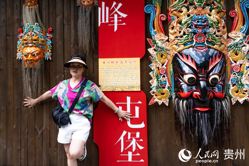 游客在屯堡內地戲元素打卡點打卡拍照。人民網記者 涂敏攝