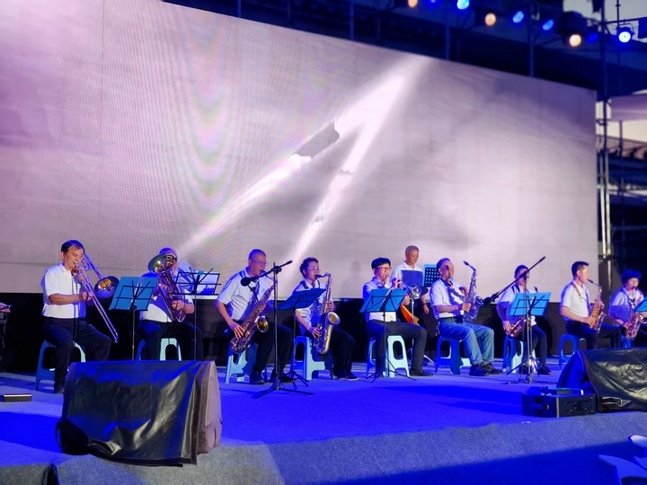 民樂齊奏《巴渝歡歌》，拉開演出帷幕。稅會靜 攝.jpg