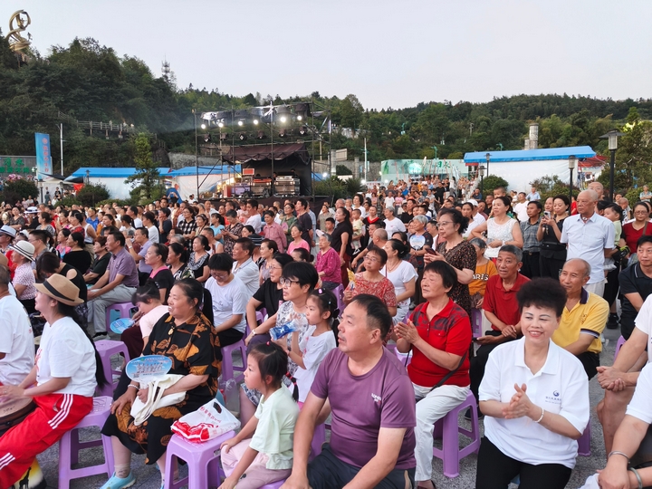 寨壩消夏夜，廣場觀眾熱情滿座。稅會靜 攝(1).jpg