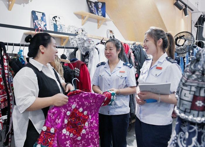 烏當區稅務局組織青年志愿服務團隊開展稅收宣傳。