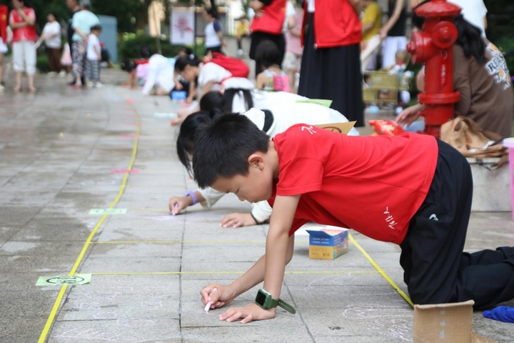 “同心向強·共衛國防”“繪軍魂·頌英雄”“八·一”建軍節地面粉筆畫活動現場。