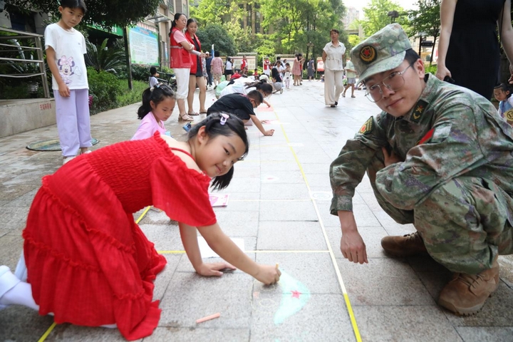 “同心向強·共衛國防”“繪軍魂·頌英雄”“八·一”建軍節地面粉筆畫活動現場。