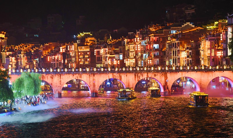 鎮遠古城夜景如夢如幻。江春健攝