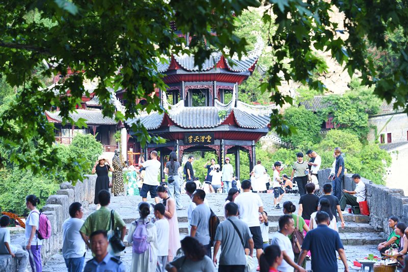 鎮遠古城祝圣橋上游人如織。吳賢和攝