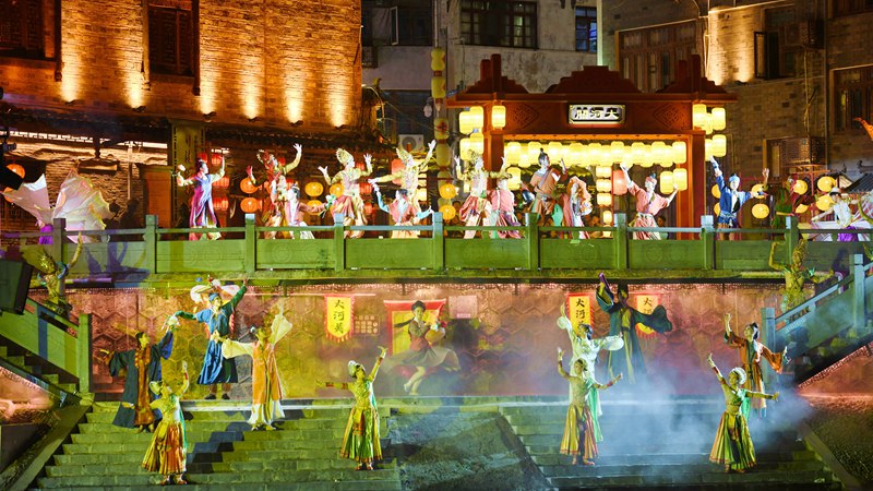 鎮遠古城大型山水實景演藝《?水月明》大河關演出現場 。江春健攝