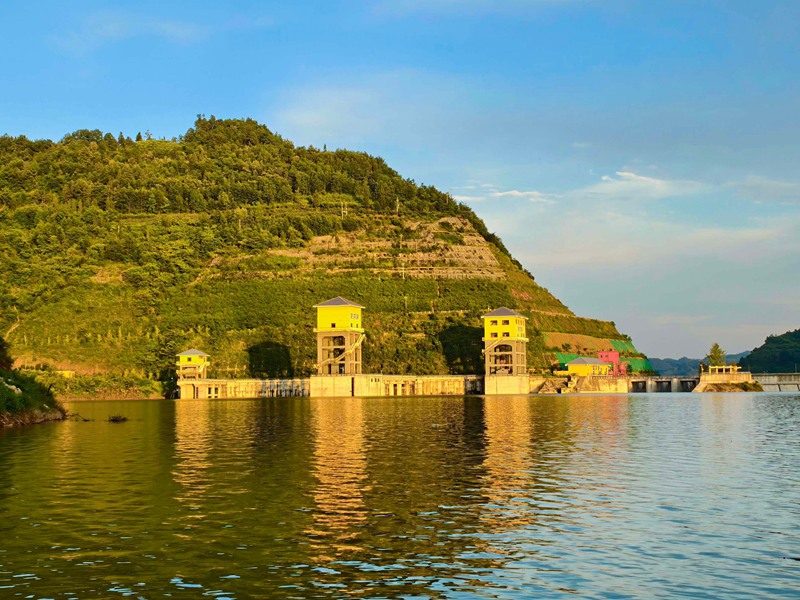雨后的夾巖水庫空氣清新,落日余暉穿透云層,為天際染上橙紅、鎏金與淡紫的漸變色。張榮攝