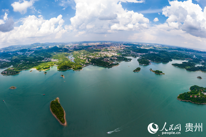 俯瞰紅楓湖，水面如藍綢鋪展，島嶼如星子散落。人民網記者 涂敏攝