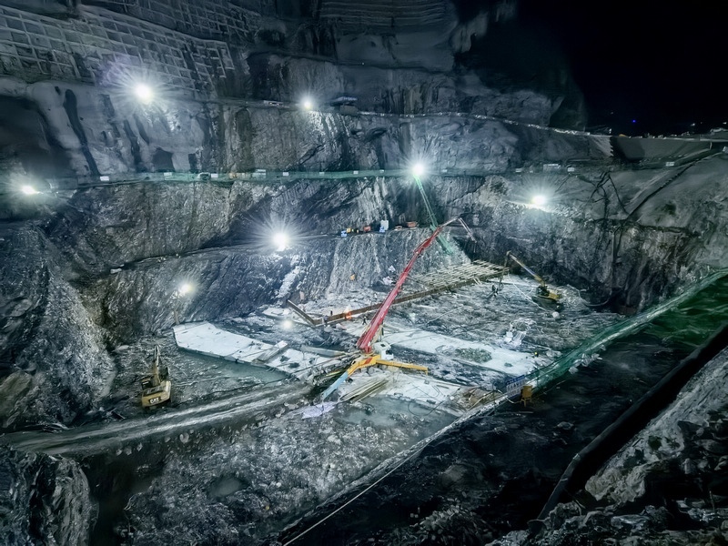 貴州省花灘子水庫樞紐工程大壩在進行混凝土澆筑。周杰攝