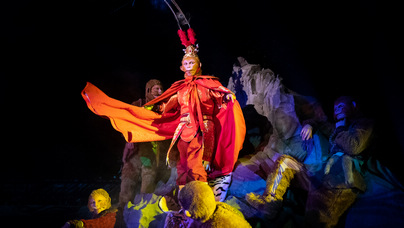 行進中國 ｜ 夜游黃果樹：夢幻山水間 西游奇妙夜夜幕降臨，陡坡塘瀑布褪去白日的“素顏”，披上絢麗華裳。