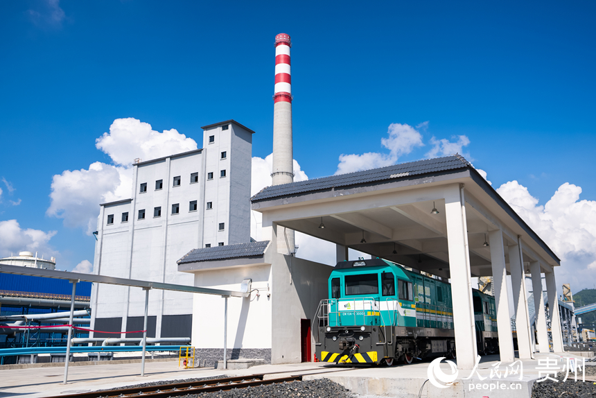 廠區內的國內首臺氫動力機車。人民網記者 涂敏攝