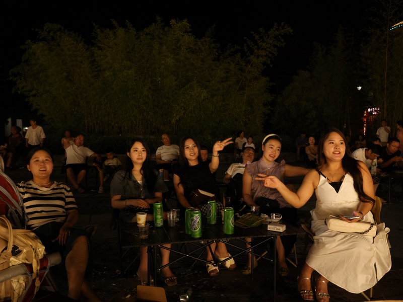 出行的市民們沉浸音樂中。