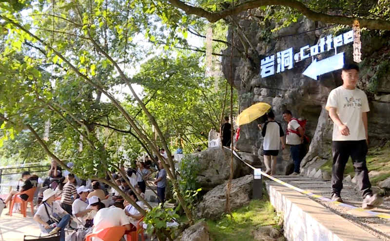 圖為全新打造的溶洞咖啡同樣人氣爆棚，座無虛席。