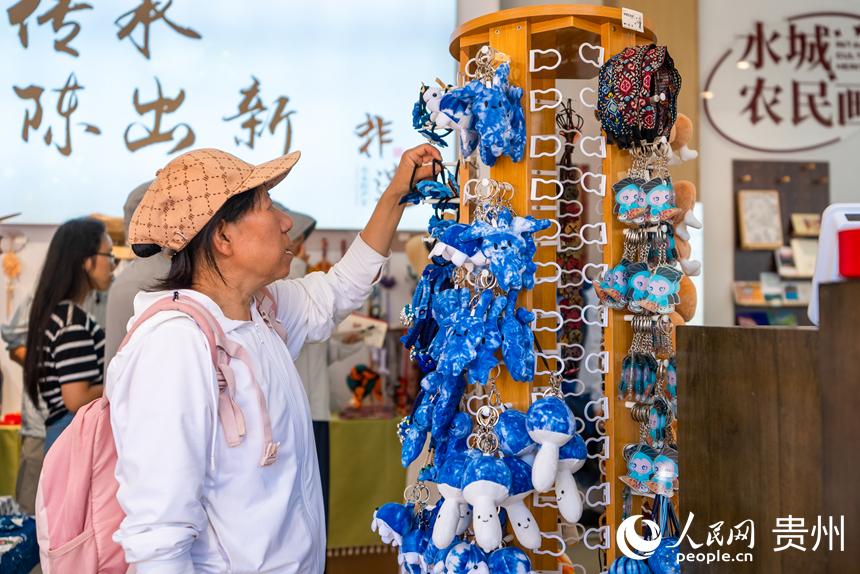 游客在景區內的文創商品店選購紀念品。人民網記者 涂敏攝