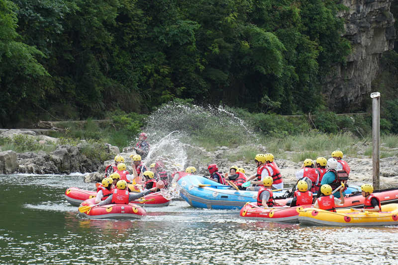游客在洛北河體驗漂流。