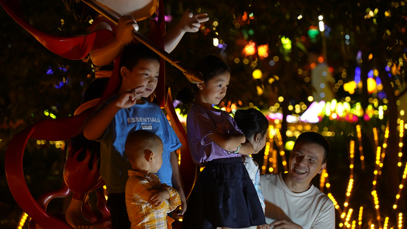 游客在“金海之夜”活動現場拍照。