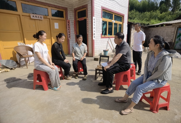 到未成年家中開展防溺水宣傳 （胡曉嫻 攝）.jpg