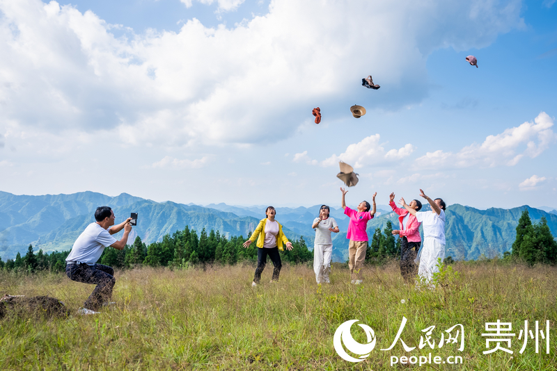游客在飛行營地打卡拍照。人民網記者 涂敏攝
