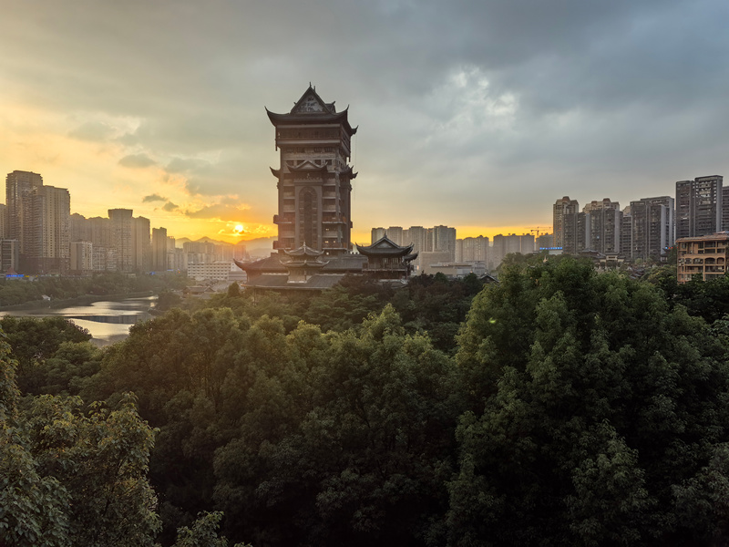 七星關區碧陽湖日落美景。