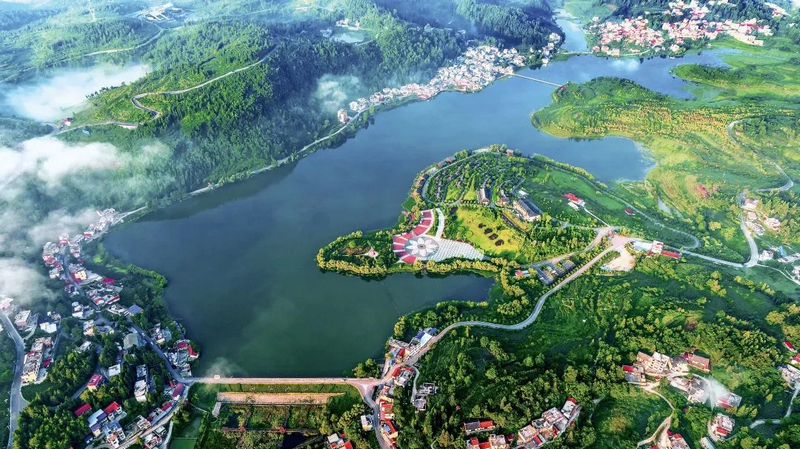 噠啦仙湖坐落于六盤水市盤州市兩河街道，地處云貴高原過渡斜坡，如一顆寶石鑲嵌在貴州西部。洪真碧攝