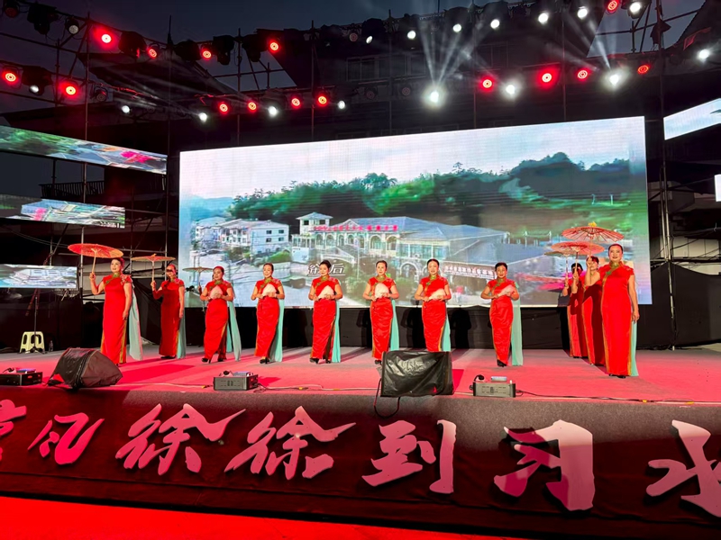 旗袍走秀，演繹東方古典韻味。姚瑤攝