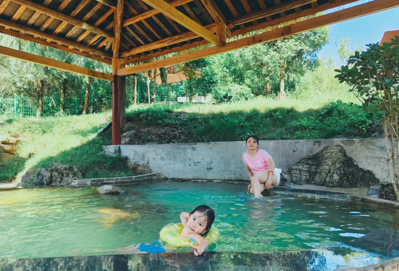 親子泡湯瞬間，定格夏日溫馨時刻。張川攝