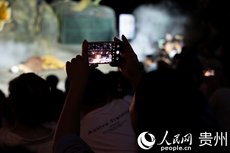 《再回西游》演出現場，游客用手機記錄精彩瞬間。人民網記者 涂敏攝