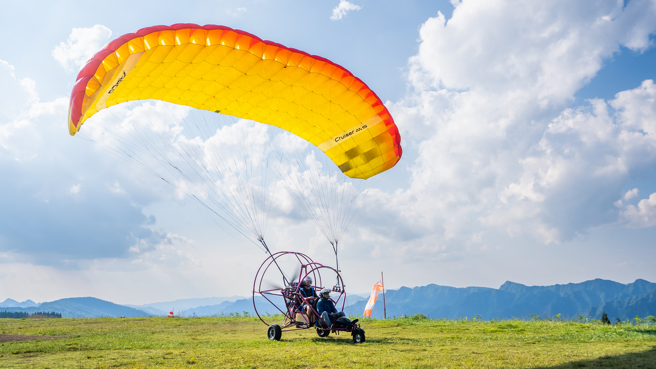 行進中國 | 向云端！“低空游”解鎖山地新玩法