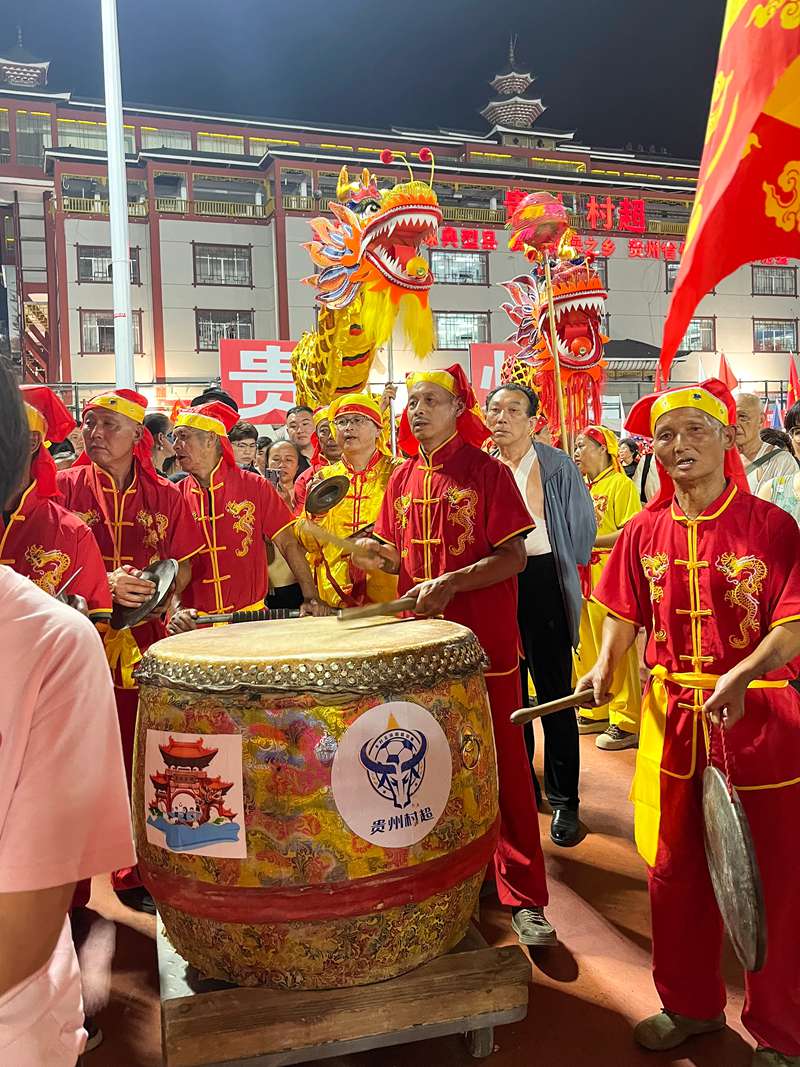 感恩巡游當天的“龍泉井村”，楊明剛擂鼓。