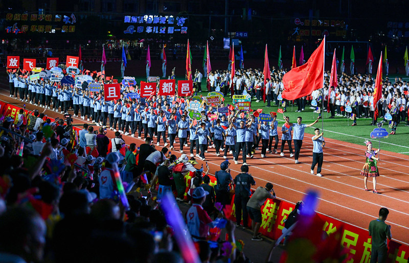 運動員代表團在黃平縣體育公園入場儀式上走過主席臺。吳江平攝