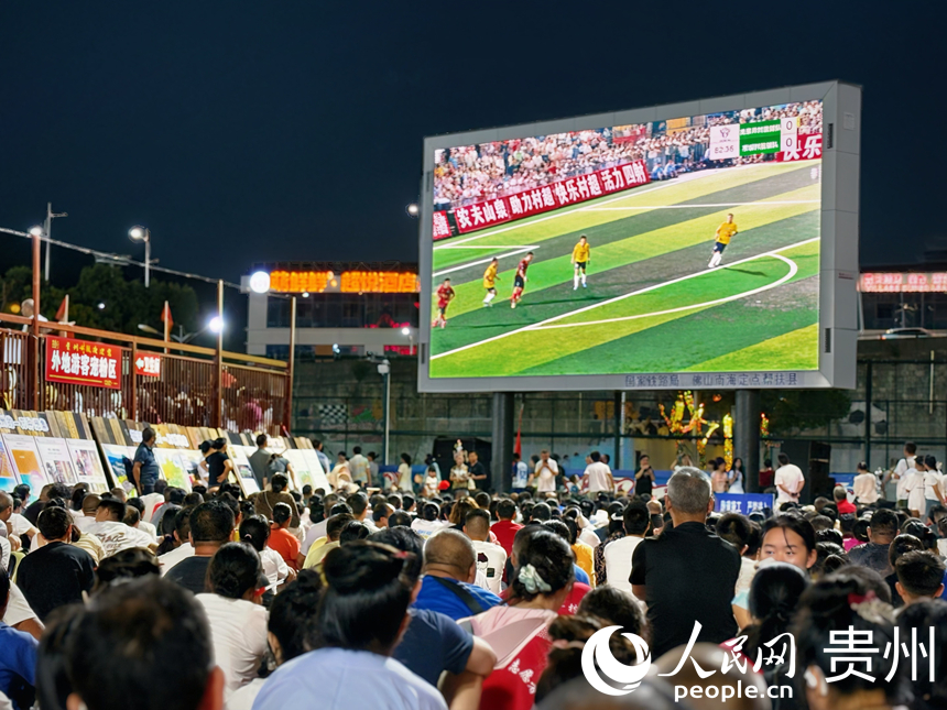 大屏幕前聚集了大批觀眾。人民網記者 高華攝