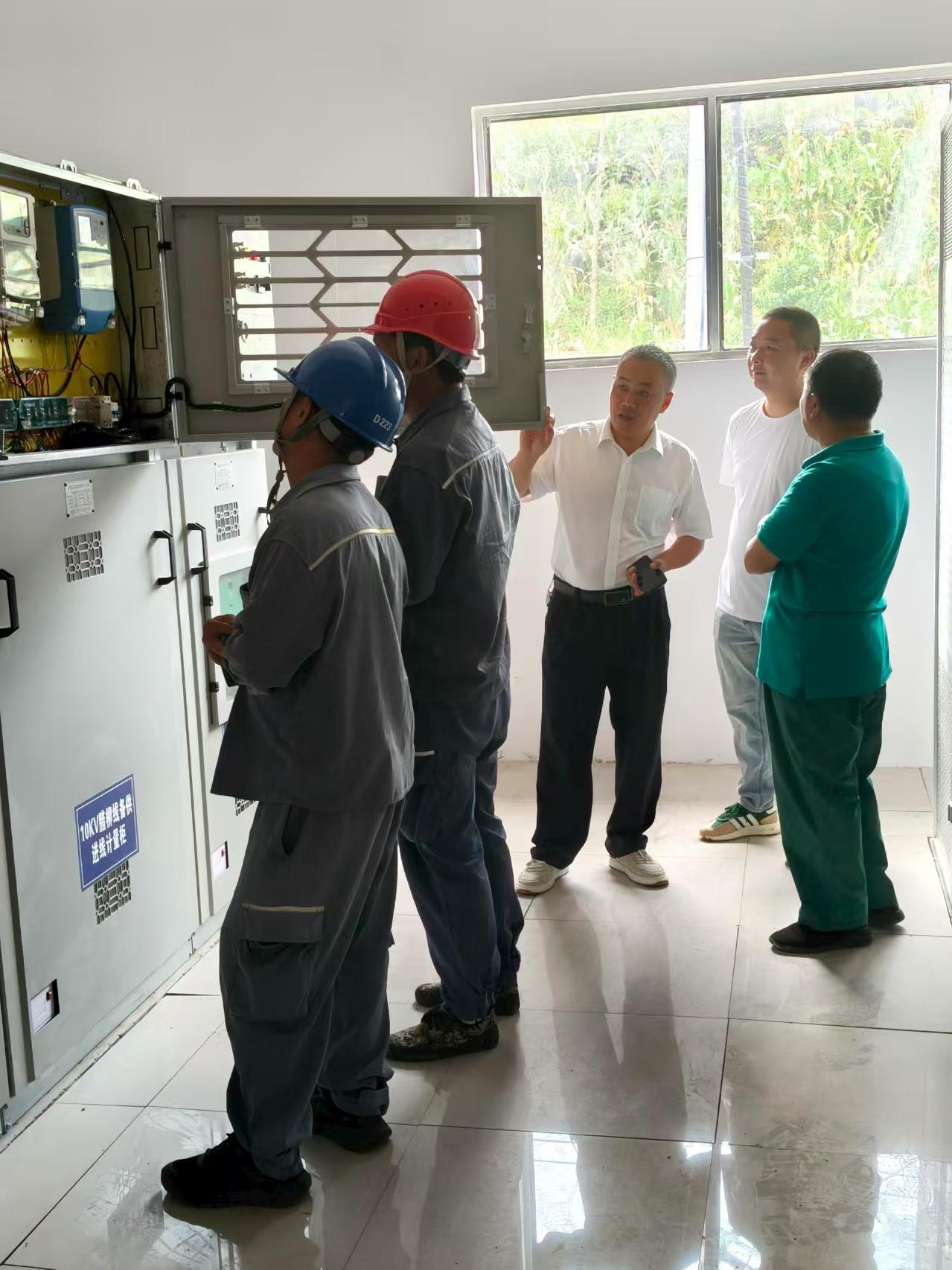 工作人員對企業用電設備進行檢查。貞豐供電局供圖