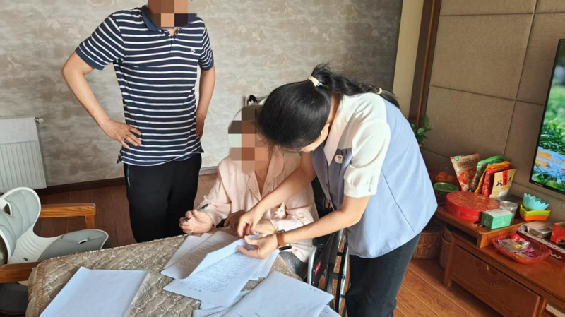 公證員上門為群眾服務。