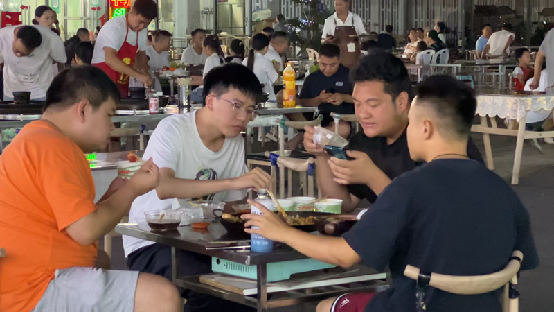 平壩從“白天避暑”到“夜間嗨玩”暑期“夜經濟”升溫 煙火氣升騰。