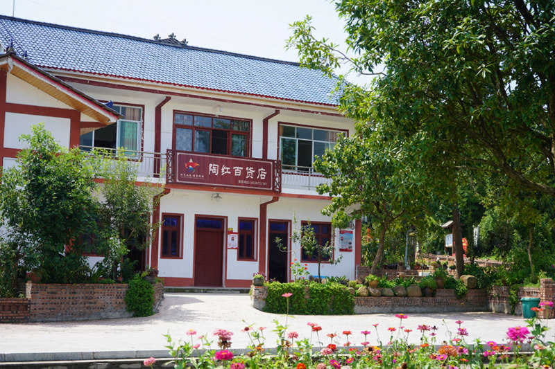 陶紅家干凈整潔的庭院。