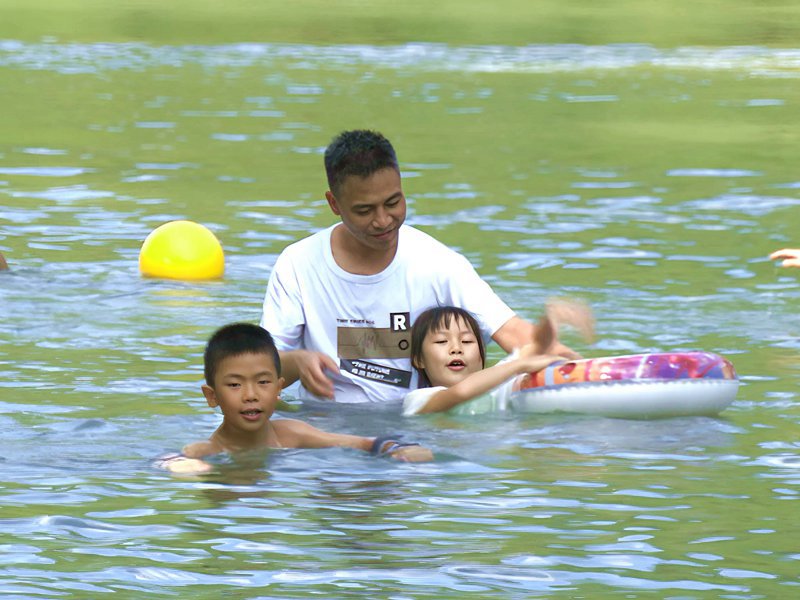 孩子還家長看護下盡情戲水。