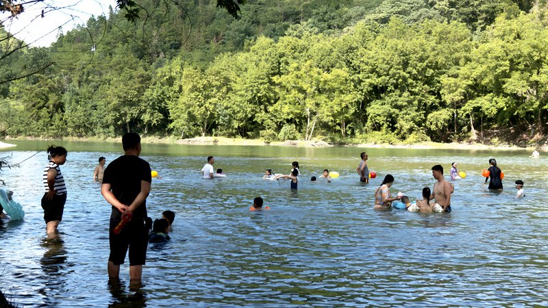 市民在親水區盡享清涼。