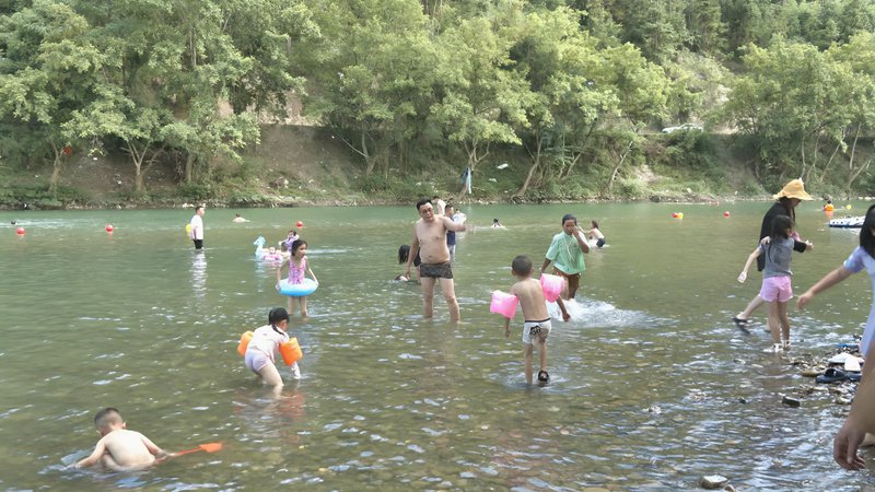 市民在親水區盡享清涼。