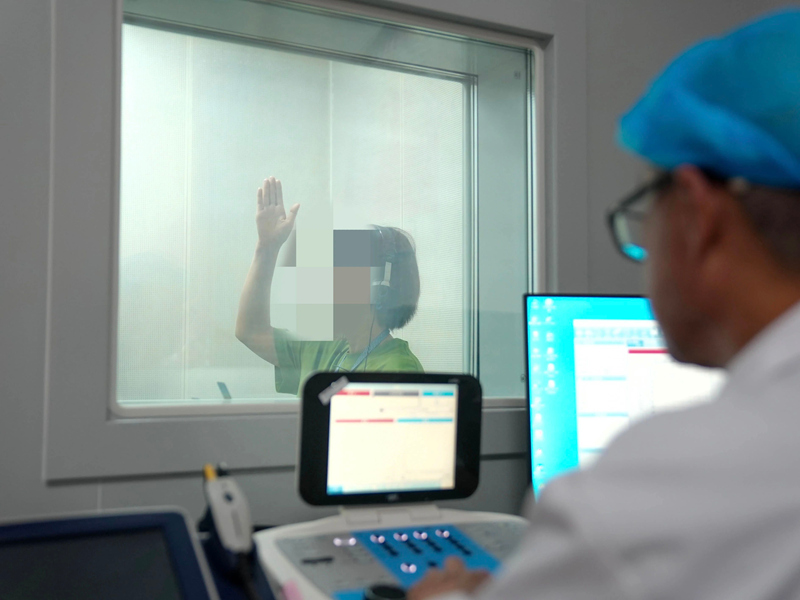 患者李阿姨正接受聽力計檢查。