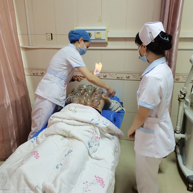 劉禮萍跟同仁一起探討中醫適宜技術。