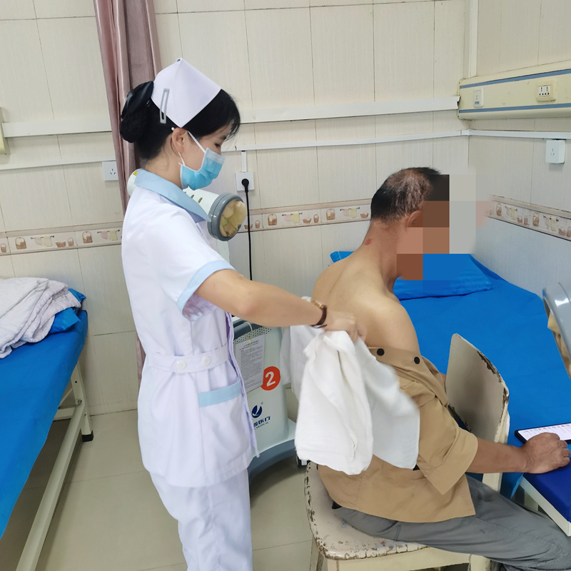 劉禮萍為居民做中藥熏蒸。