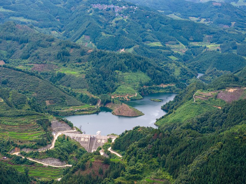 2025年8月7日，拍攝的貴州省從江縣西山鎮西山水庫（無人機照片）。