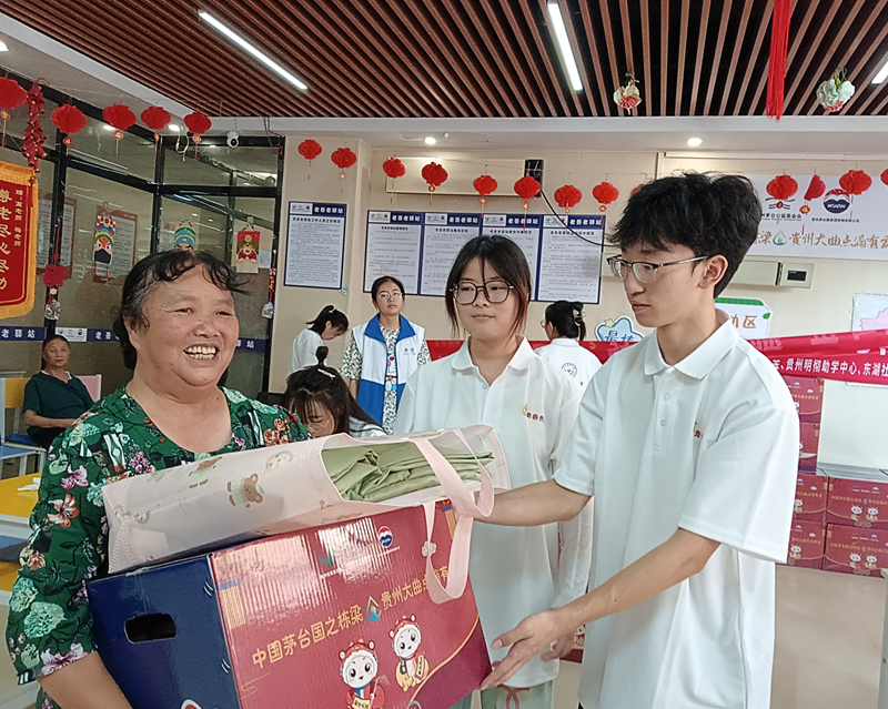 老人領取心愿包。