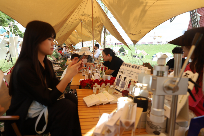 草坪集市。魏鵬攝