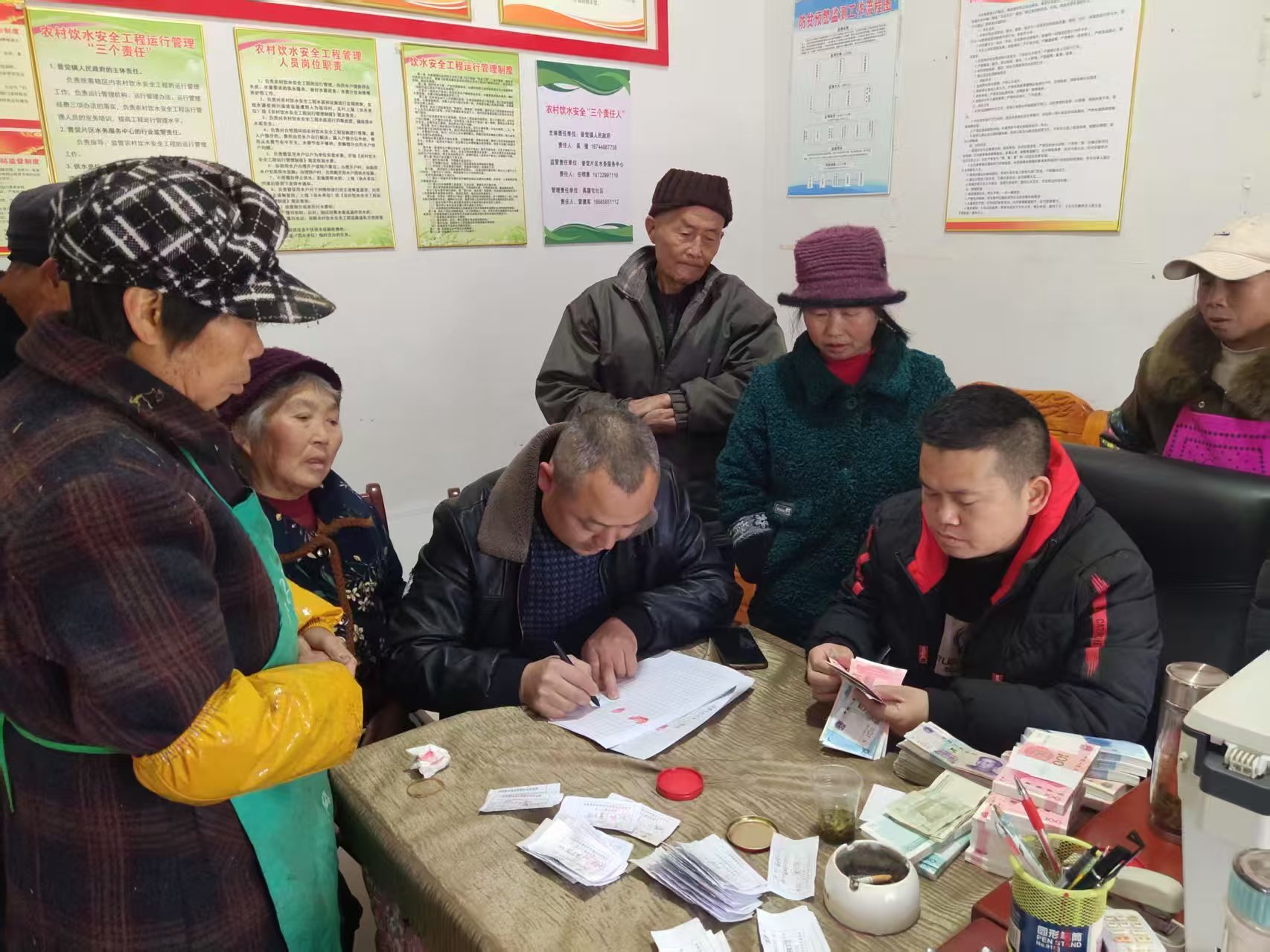 貴州省松桃縣普覺鎮為務工群眾發放勞務費.